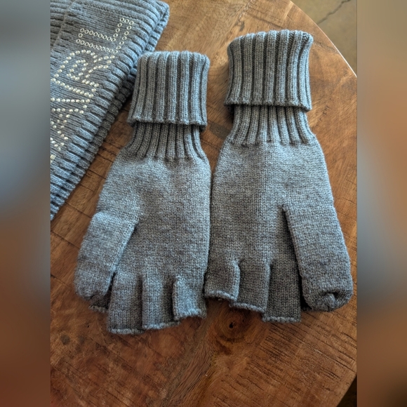 NWOT Karl Lagerfeld Paris Logo Studded Beanie & Matching Gloves - Picture 8 of 8